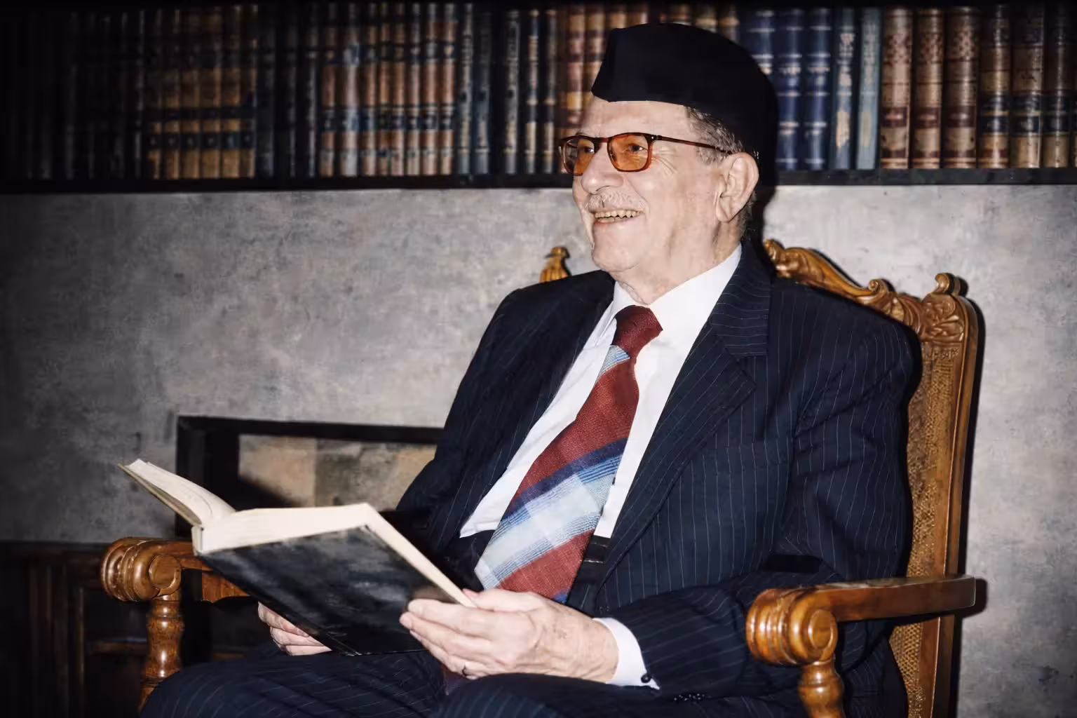 Ali Al-Wardi reading